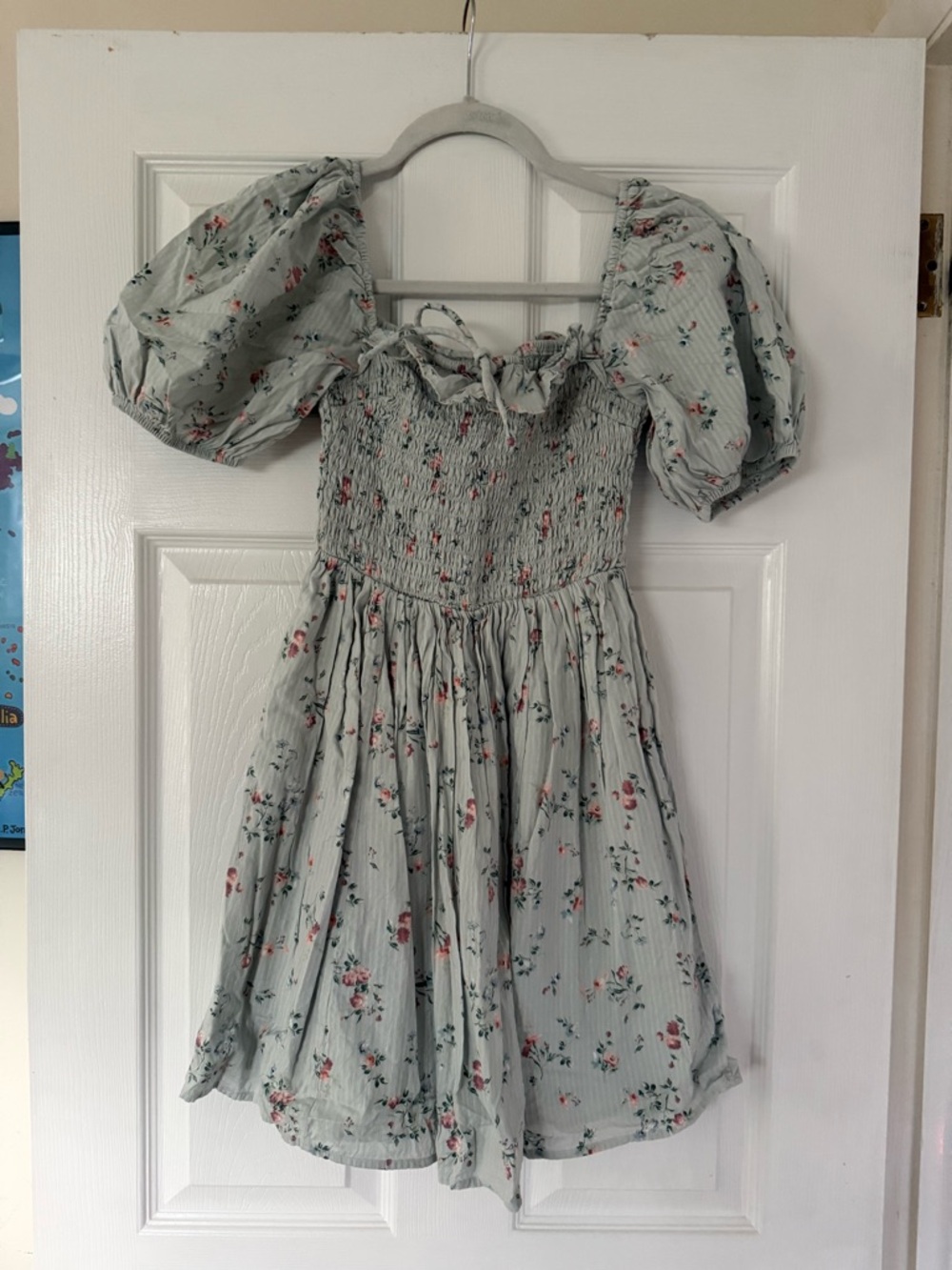 Worn once Abercrombie & Fitch Light Sage Floral Puff-Sleeve Dress